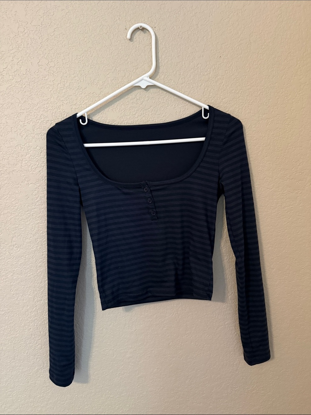 Striped Long-Sleeve Scoop Neck Crop Top - Black & Navy